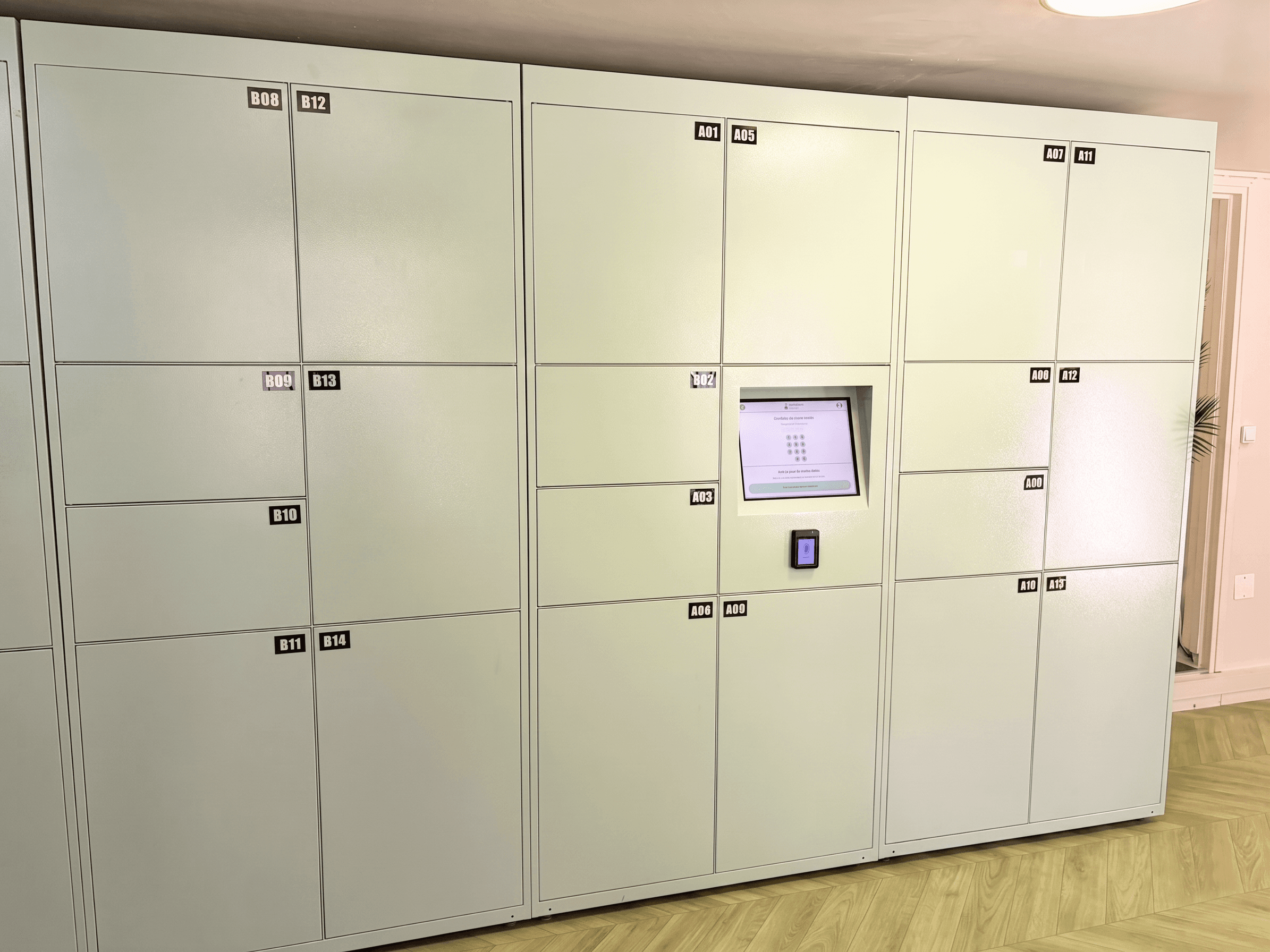 Secure connected lockers at La Bagagerie d'Ajaccio — automated luggage storage