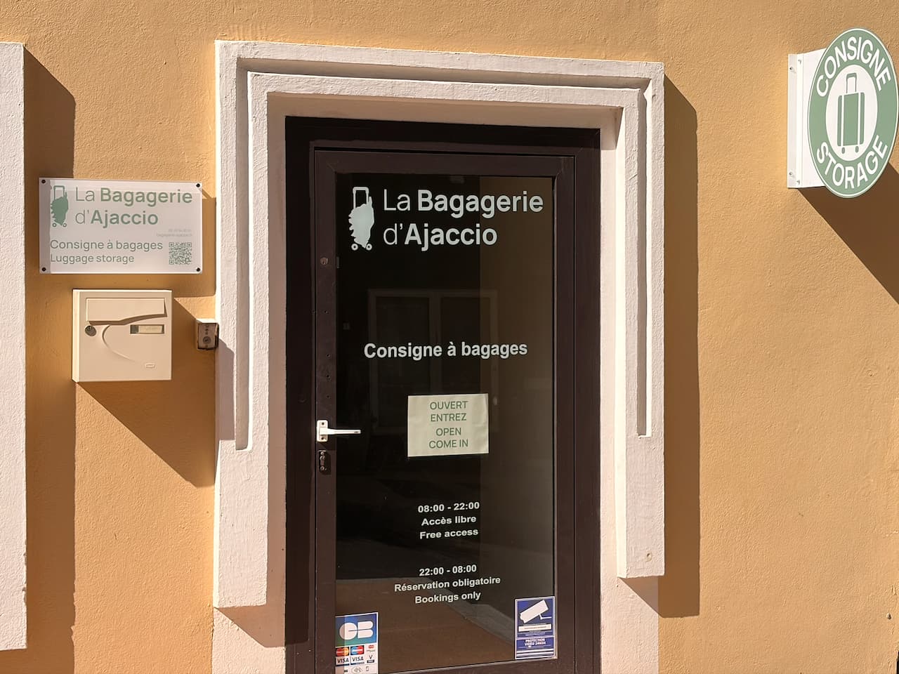 Vue intérieure des casiers à bagages automatiques de La Bagagerie d'Ajaccio